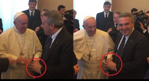 il papa si divincola dalla presa 01